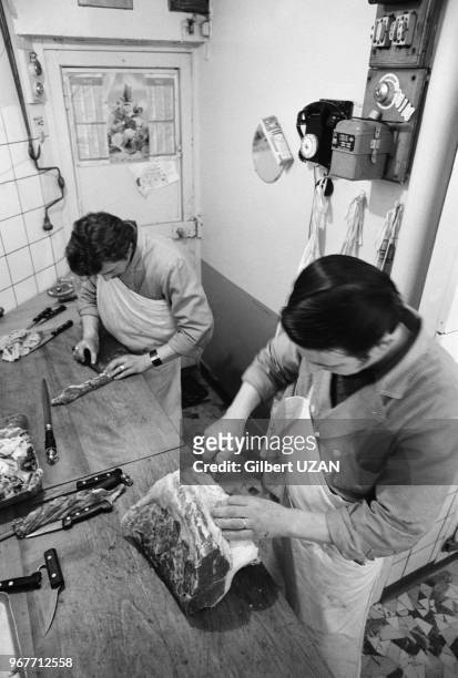 Des ouvriers découpent de la viande aux abattoirs de Vaugirard dans le 15ème arrdt de Paris le 13 mars 1974, France.