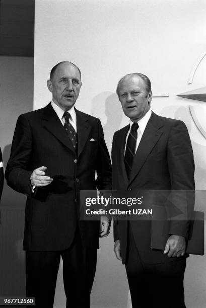 Le secrétaire général de l'OTAN Joseph Luns et le président américain Gerald Ford lors d'un sommet de l'OTAN le 28 mai 1975 à Bruxelles, Belgique.