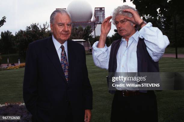 René Monory, homme politique, et le réalisateur Jean-Jacques Annaud lors de l'inauguration de l'Imax 3D au Futuroscope le 22 mai 1996, France.