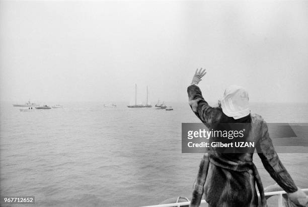 Téura Krauze, compagne du navigateur Alain Colas, attend son fiancé près son tour du monde à bord du 'Manureva' à Saint-Malo le 28 mars 1974, France.