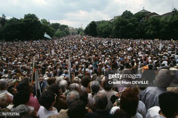 Foule venue accueillir le roi Siméon de Bulgarie, en exil en Espagne, de retour à Sofia le 25 mai 1996, Bulgarie.