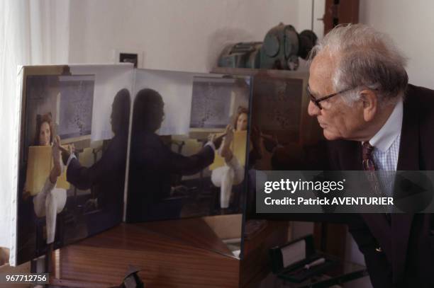 Le couturier Pierre Cardin dans l'atelier de Salvador Dali à Port Lligat le 28 mars 1999, Espagne.