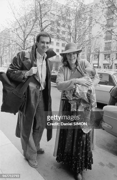 Anthony Perkins en compagnie de sa femme Barry et de leur fils Oz arrivent à l'hotel Plaza Athénée à Paris le 30 mars 1974, France.
