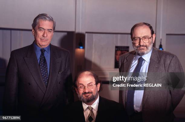 Les écrivains Salman Rushdie, Umberto Eco et Mario Vargas Llosa le 16 février 1996 à Paris, France.