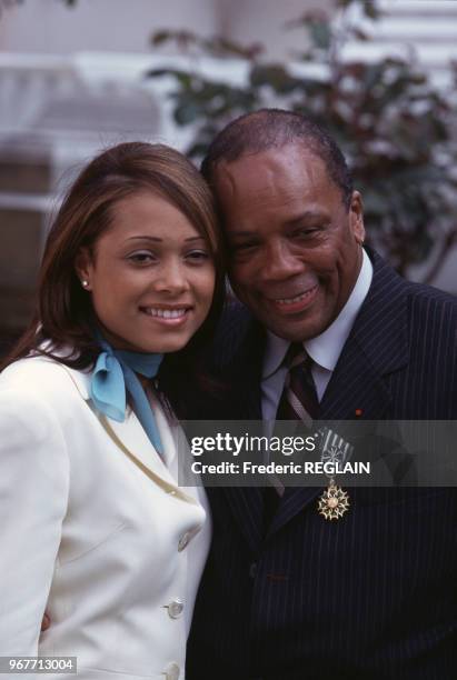 Le musicien Quincy Jones reçoit la médaille des Arts et Lettres, accompagné de sa fille Kidada, le 27 avril 1996 à Paris, France.