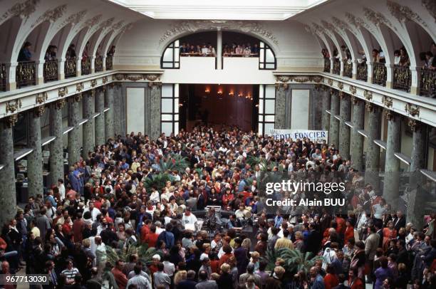 Manifestation des employés du Crédit Foncier le 29 avril 1996 à Paris, France.