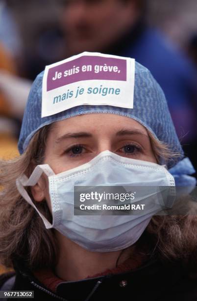 Infirmière défilant lors d'une manifestation des personnels hospitaliers le 21 décembre 1999 à Paris, France.