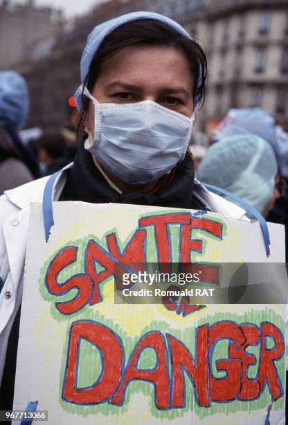 Infirmière défilant lors d'une manifestation des personnels hospitaliers le 21 décembre 1999 à Paris, France.
