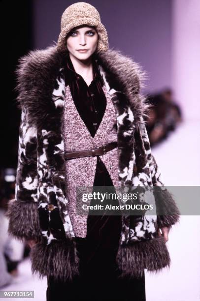 Nadja Auermann lors du défilé Anna Sui à New York le 30 mars 1996, Etats-Unis.