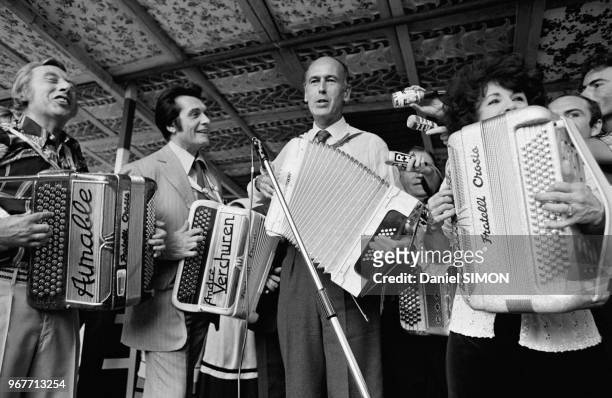 Valéry Giscard d'Estaing joue de l'accordéon lors d'une fête avec notamment Aimable, André Verchuren et Yvette Horner le 25 juin à Montmorency,...