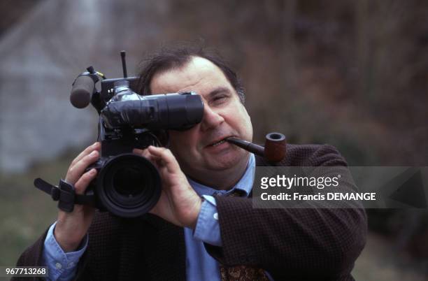 Serge Moati derrière sa caméra le 22 mars 1996 à Paris, France.