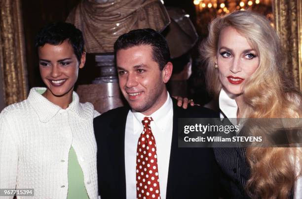 Les top models Nadège et Jerry Hall avec le styliste Gai Mattiolo 14 mars 1996 à Paris, France.