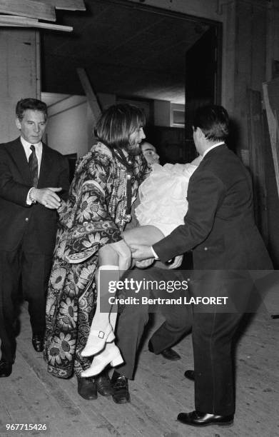 Actrice Elisabeth Wiener évanouie lors d'une émission de télévison est évacuée par Gérard Depardieu et Jean-Pierre Aumont le 27 avril 1970 à Paris,...