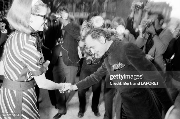 Le coiffeur Alexandre accueille la princesse de Monaco le jour du mariage de son fils le 25 mai 1970 à Saint-Tropez, France.