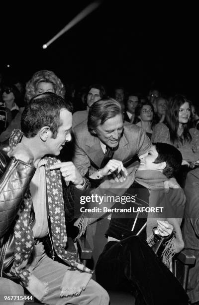 Roland Petit et Zizi Jeanmaire avec Kirk Douglas lors d'une première le 28 septembre 1971 à Paris, France.