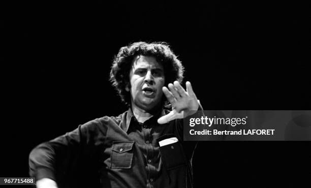 Mikis Theodorakis dirigeant son orchestre à Paris le 20 octobre 1970, France.