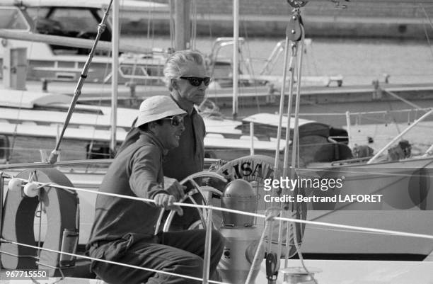 Le chef d'orchestre Herbert Von Karajan fait du voilier à Saint-Tropez le 27 mai 1970, France.