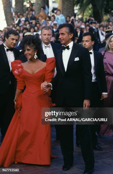 Elizabeth Taylor et son compagnon George Hamilton lors du Festival de Cannes le 13 mai 1987, France.