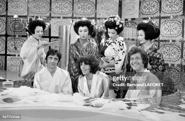Sacha Distel, Julien Clerc et Joe Dassin et quatre geishas dans une émission de télévision le 25 novembre 1970 à Paris, France.