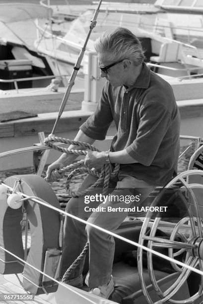 Le chef d'orchestre Herbert Von Karajan fait du bateau à Saint-Tropez le 27 mai 1970, France.