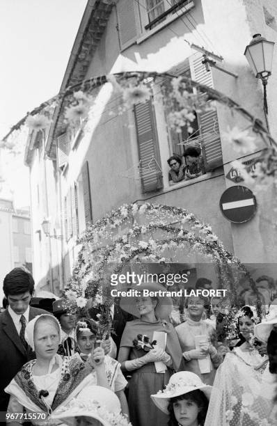 La princesse Grace de Monaco dans la procession lors du mariage du fils du coiffeur Alexandre le 25 mai 1970 à Saint-Tropez, France.