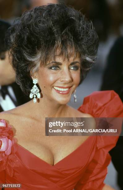 Elizabeth Taylor sur le tapis rouge lors du Festival de Cannes le 13 mai 1987, France.