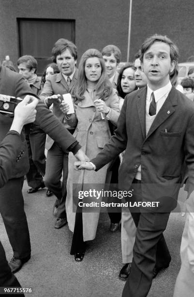 Devant la Maison de l'ORTF Sheila, accompagnée de son agent Claude Carrère à gauche, rencontre une foule d'admirateurs le 26 avril 1970 à Paris,...