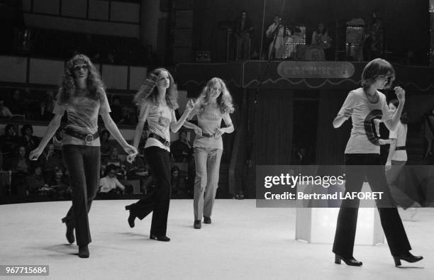 Top models défilant pour la maison Cacharel le 25 octobre 1970 à Paris, France.