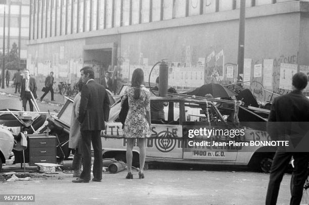 Véhicule et matériel détruits lors des affrontements entre étudiants et forces de l'ordre à la faculté de Jussieu le 29 mai 1970 à Paris, France.