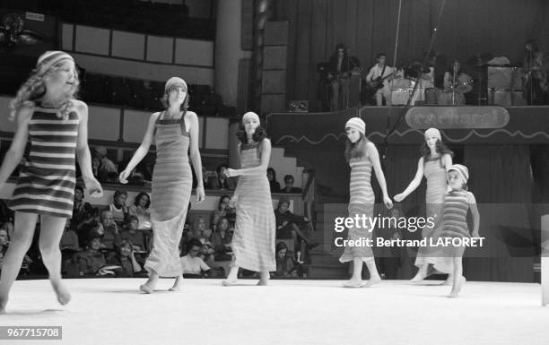 Top models défilant pour la maison Cacharel le 25 octobre 1970 à Paris, France.