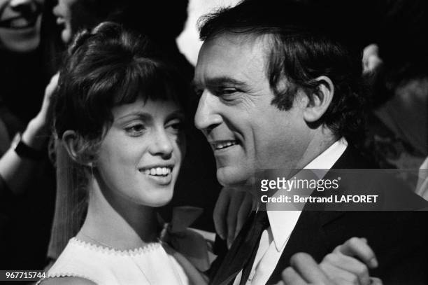 Elisabeth Wiener danse avec Jean-Marc Thibault dans l'émission de télévision 'La Grande farandole' le 27 avril 1970 à Paris, France.