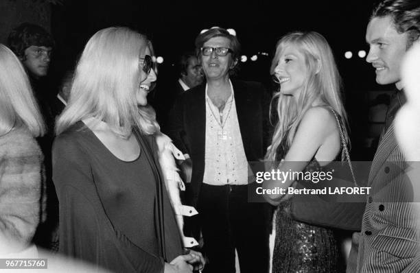 Virna Lisi, le journaliste Henry Chapier, Sylvie Vartan et Helmut Berger lors d'une soirée le 21 septembre 1970 à Paris, France.