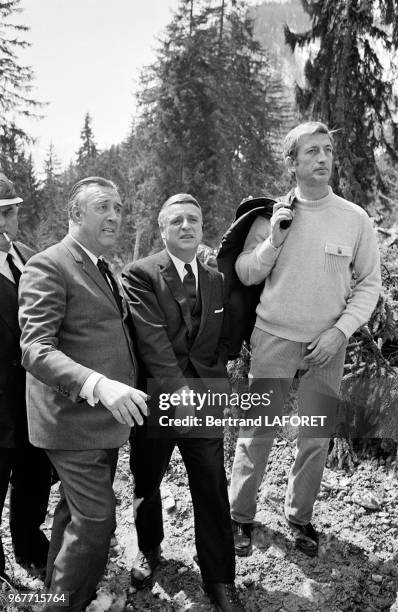 Le ministre de la Santé Robert Boulin, au centre, sur le site du glissement de terrain meurtrier du Plateau d'Assy le 16 avril 1970, France.