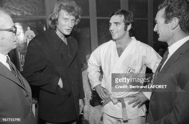 Dominique Valera, champion de karaté, entouré de Johnny Hallyday et Eric Tabarly, le 25 octobre 1972, France.