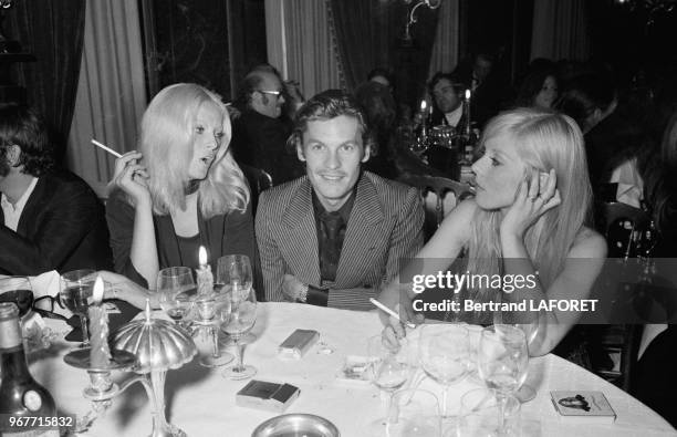 Virna Lisi, le journaliste Henry Chapier, Sylvie Vartan et Helmut Berger lors d'une soirée le 21 septembre 1970 à Paris, France.