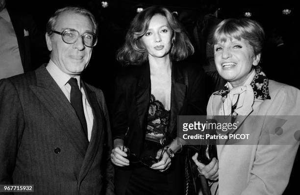 Portrait des comédiens Jean Poiret, Caroline Cellier et Françoise Dorin lors de la première du film 'Attention, une femme peut en cacher une autre'...