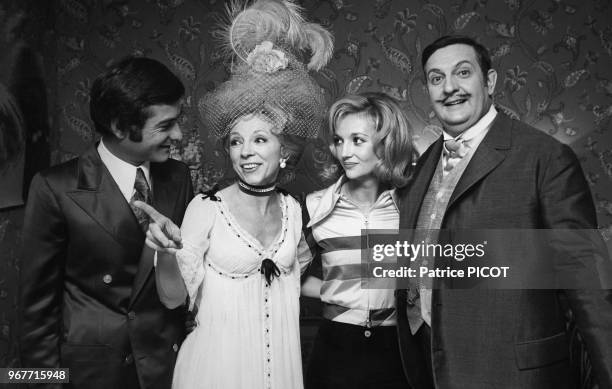 Portrait des comédiens Jean-Claude Brialy, Micheline Boudet, Caroline Cellier et Jacques Charon lors d'une représentation de la pièce de théâtre...