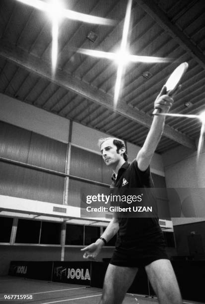 Jacques Secrétin, champion de France de ping-pong lors d'un match contre un pongiste chinois à la salle Coubertin à Paris le 15 janvier 1975, France.