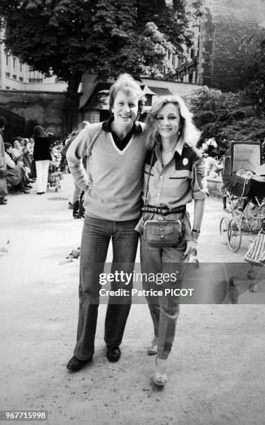 Portrait du comédien André Dussollier et de la comédienne Caroline Cellier se promenant dans les rues, le 23 mai 1980 en France.