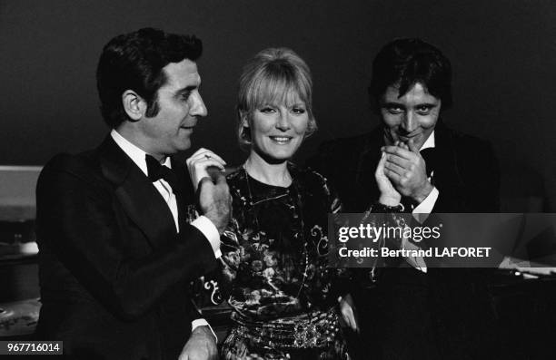 Petula Clark dans l'émission de télévision 'Sacha Show' entourée de Gilbert Bécaud et Sacha Distel le 25 novembre 1970 à Paris, France.