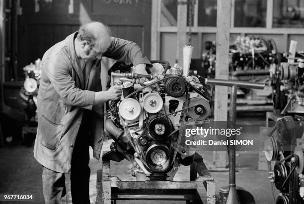 Mise au point d'un moteur à l'usine Rolls-Royce le 18 avril 1973 à Londres, Royaume-Uni.