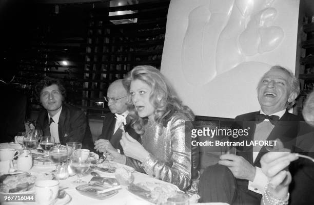 Melina Mercouri et Jules Dassin avec Edgar Faure et Joe Dassin lors d'un dîner officiel le 24 novembre 1970 à Paris, France.