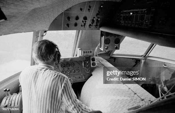 Dans la cabine de pilotage de l'aérotrain, train rapide circulant sur coussin d'air inventé par Jean Bertin, lors d'une phase d'essai, le 28 février...