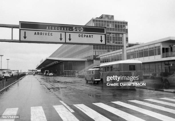 Sécurité renforcée avec l'arrivée de CRS à l'aéroport d'Orly le 22 janvier 1975, France.