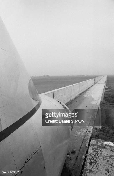 Avant de l'aérotrain, train rapide circulant sur coussin d'air inventé par Jean Bertin, lors d'une phase d'essai, le 28 février 1974 à Chevilly,...