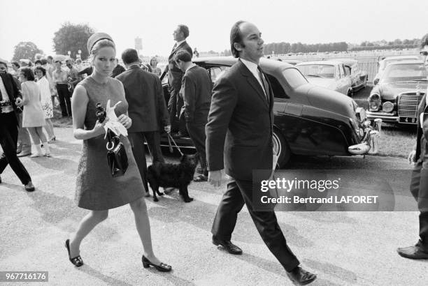 Karim Aga Khan et son épouse Salima lors du Prix de Diane à l'hippodrome de Chantilly le 14 juin 1970, France.