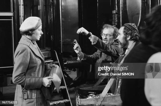 Ingrid Bergman lors du tournage du film 'Meurtre dans l'Orient-Express' réalisé par Sidney Lumet, au centre, le 30 mars 1974 à Paris, France.