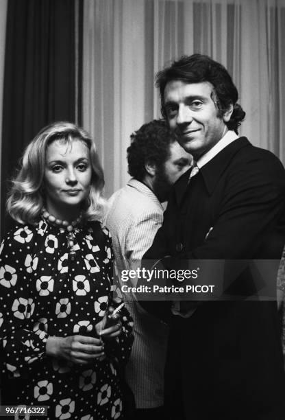 Portrait de l'actrice Caroline Cellier et de l'acteur Jean-Pierre Cassel lors de la première de 'La Rupture', le 27 août 1970 en France.