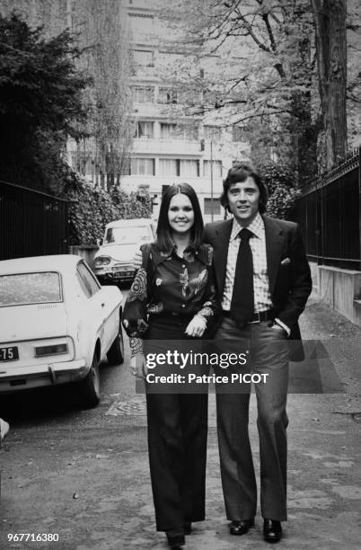 Sacha Distel et Anne-Marie David, gagnante du concours eurovision de la chanson, chez le chanteur à Paris le 20 avril 1973, France.