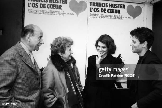 Fanny Ardant et Francis Huster lors de la 1ère Pierre Dux et Edwige Feuillère félicitent de la pièce 'L'adolescent' à Paris le 28 janvier 1982,...